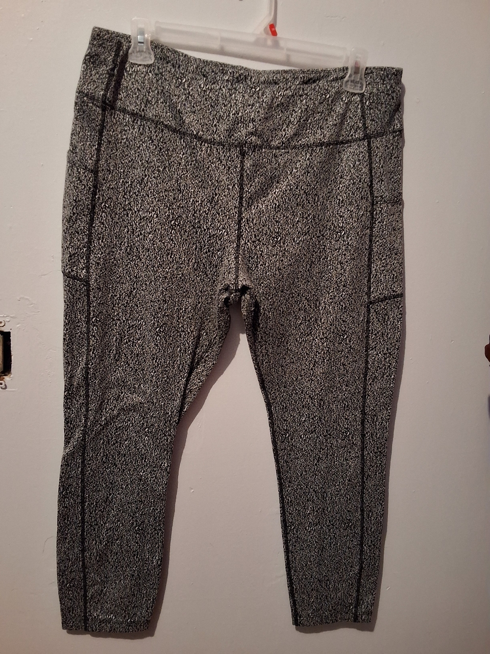 Avia Black & White Speckle Capri Leggings